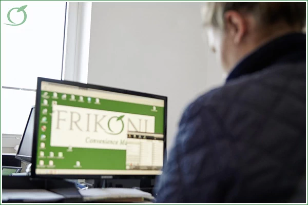 Bild zeigt einen Mitarbeiter am Computer, auf dem eine FRIKONI Anwendung zu sehen ist