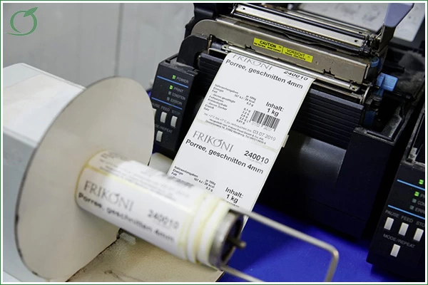 Bild zeigt einen Labeldrucker mit FRIKONI Produktlabe