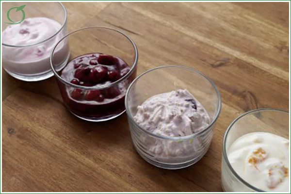 Das Bild zeigt vier verschiedene cremige Desserts in kleinen Gläsern