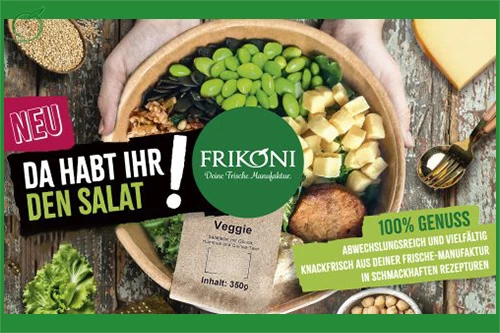 Bild zeigt eine Werbeanzeige für die FRIKONI High Protein Bowls. Mittig ist eine Bowl von oben abgebildet , die auf Holz steht. Rundherum Samen, Besteck und Salat. Text: NEU, Da habt Ihr den Salat! 100% Genuss, abwechslungsreich und vielfältig, knackfrisch aus der Frische-Manufaktur in Schmackhaften Rezepturen.