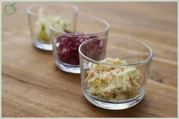 Das Bild zeigt drei Krautsalate in kleinen Gläsern