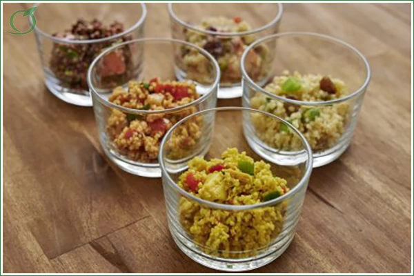 Das Bild zeigt verschiedene mediterrane Salat in kleinen Gläsern
