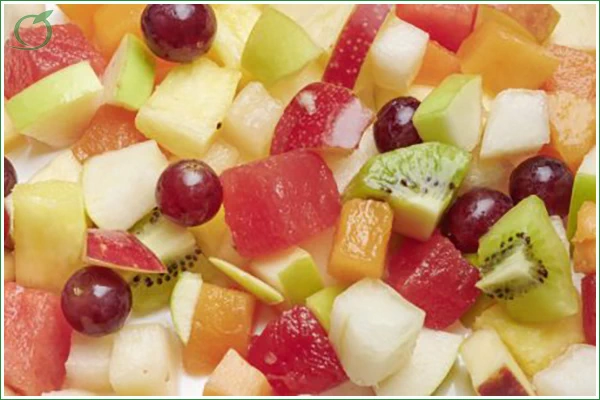 Das Bild zeigt verschiedenes buntes kleingeschnittenes Obst