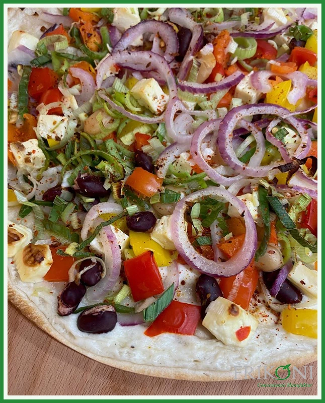 Bild zeigt einen Ausschnitt des fertigen Flammkuchen auf einer Holzfläche