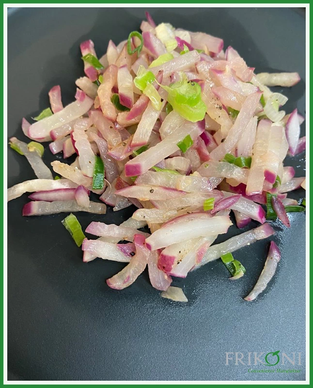 Das Bild zeigt das fertige Gericht auf einem dunkelgrauen Teller.