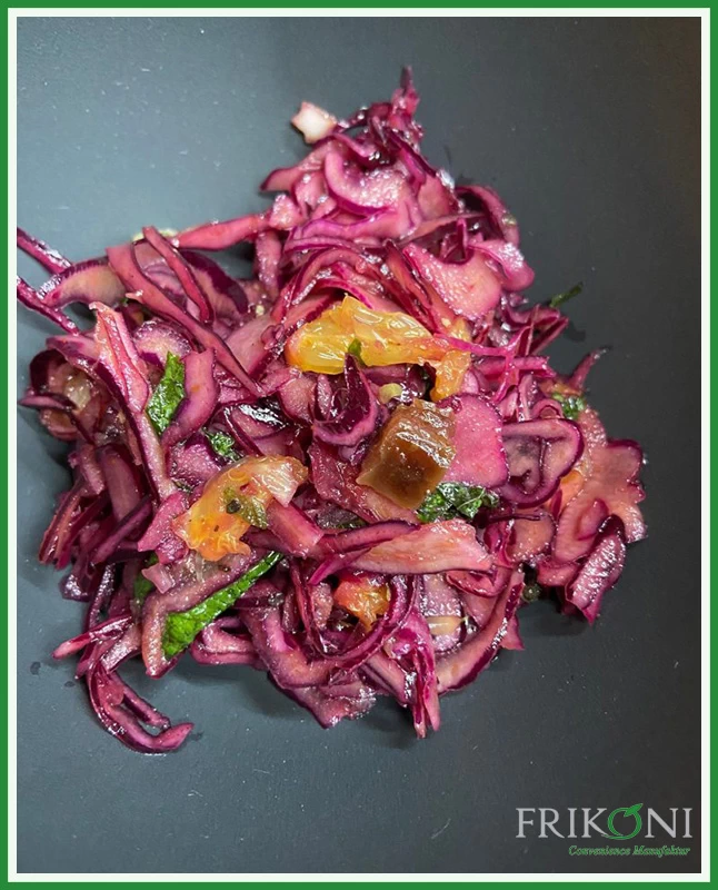 Bild zeigt etwas zubereiteten Rotkohl-Salat auf schwarzem Untergrund